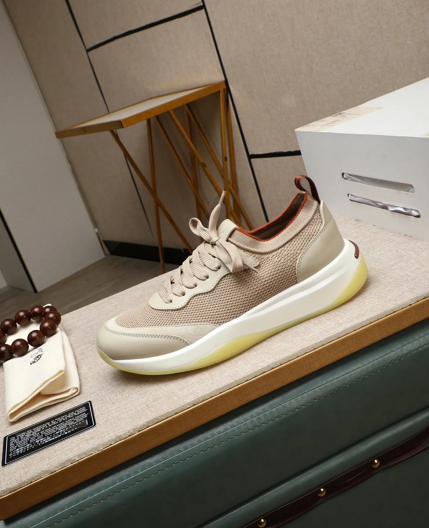 Men's shoes 💰620 🔥𝐥𝐨𝐫𝐨 𝐏𝐢𝐚𝐧𝐚 lp classic loafers, an Italian treasure brand, the only brand that can match Hermès! Only after wearing it do we realize that we can’t live up to our feet. The upper is made of imported first-layer cowhide with breathable fly-knit fabric, water-dyed cowhide foot pads, and the official original glass rubber outsole and pendant. Exclusive original packaging (tag ➕ brand paper ➕ outer box ➕ hand bag) code number: 38-44. Can be customized 45-46